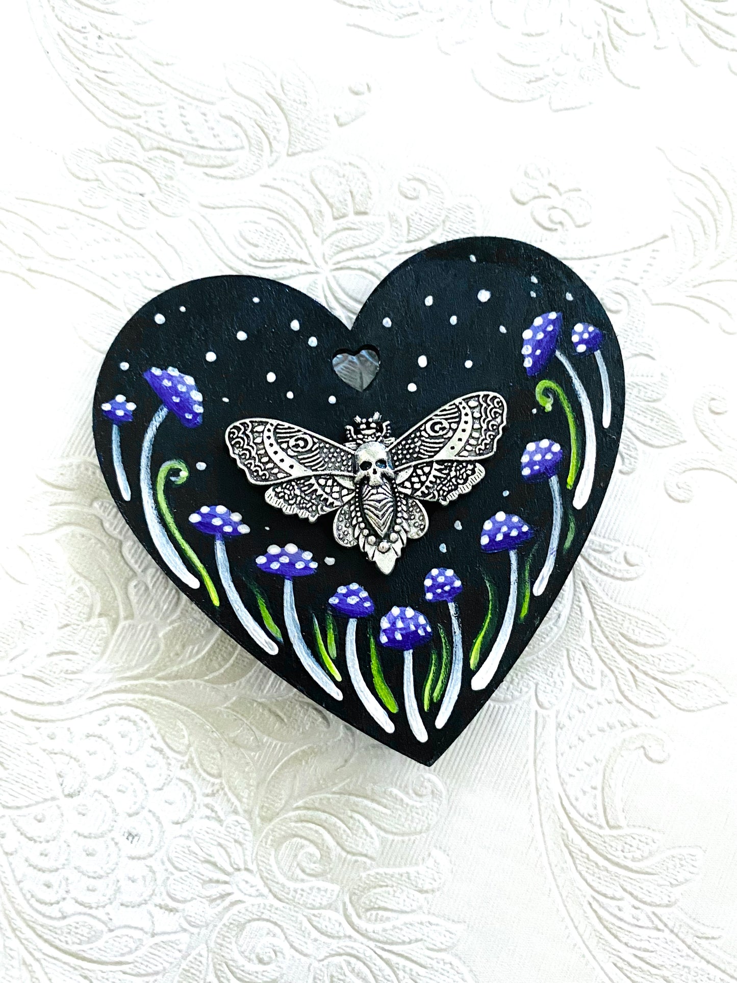 Hand-painted moth heart magnet / Kézzel festett pillés szívecske mágnes