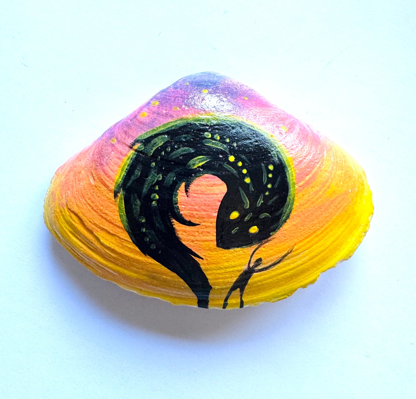 Hand-painted seashell MAGNET (larger size) / Kézzel festett kagyló MÁGNES (nagyobb méret)