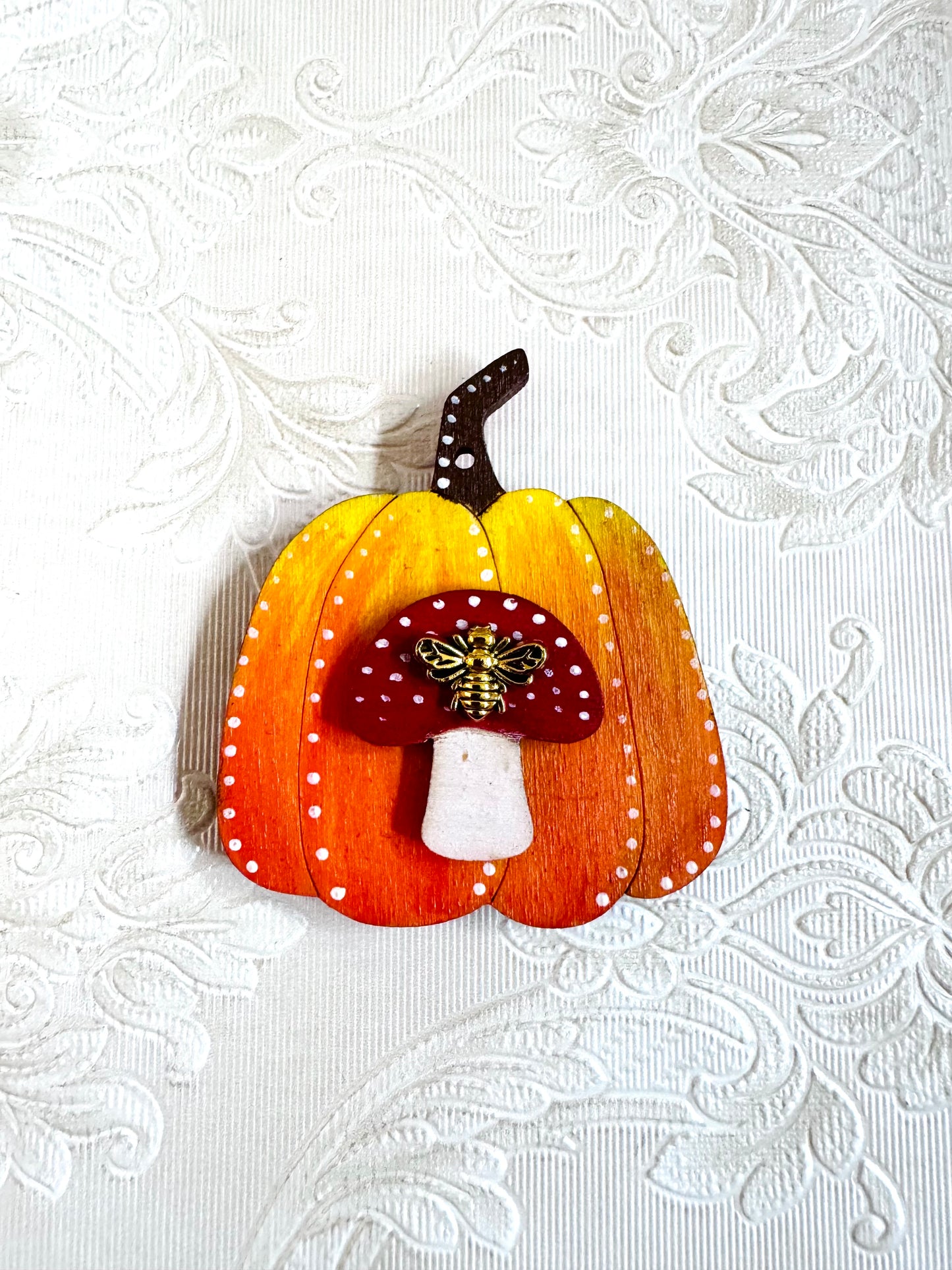 Hand-painted pumpkin magnet with mushroom and a steel bee charm / Kézzel festett tök mágnes gombával, fém méhecskével