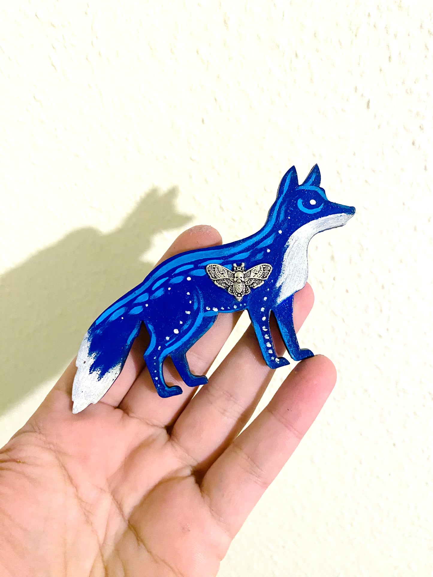 Hand-painted fox magnet with steel moth / Kézzel festett róka mágnes fém pillével
