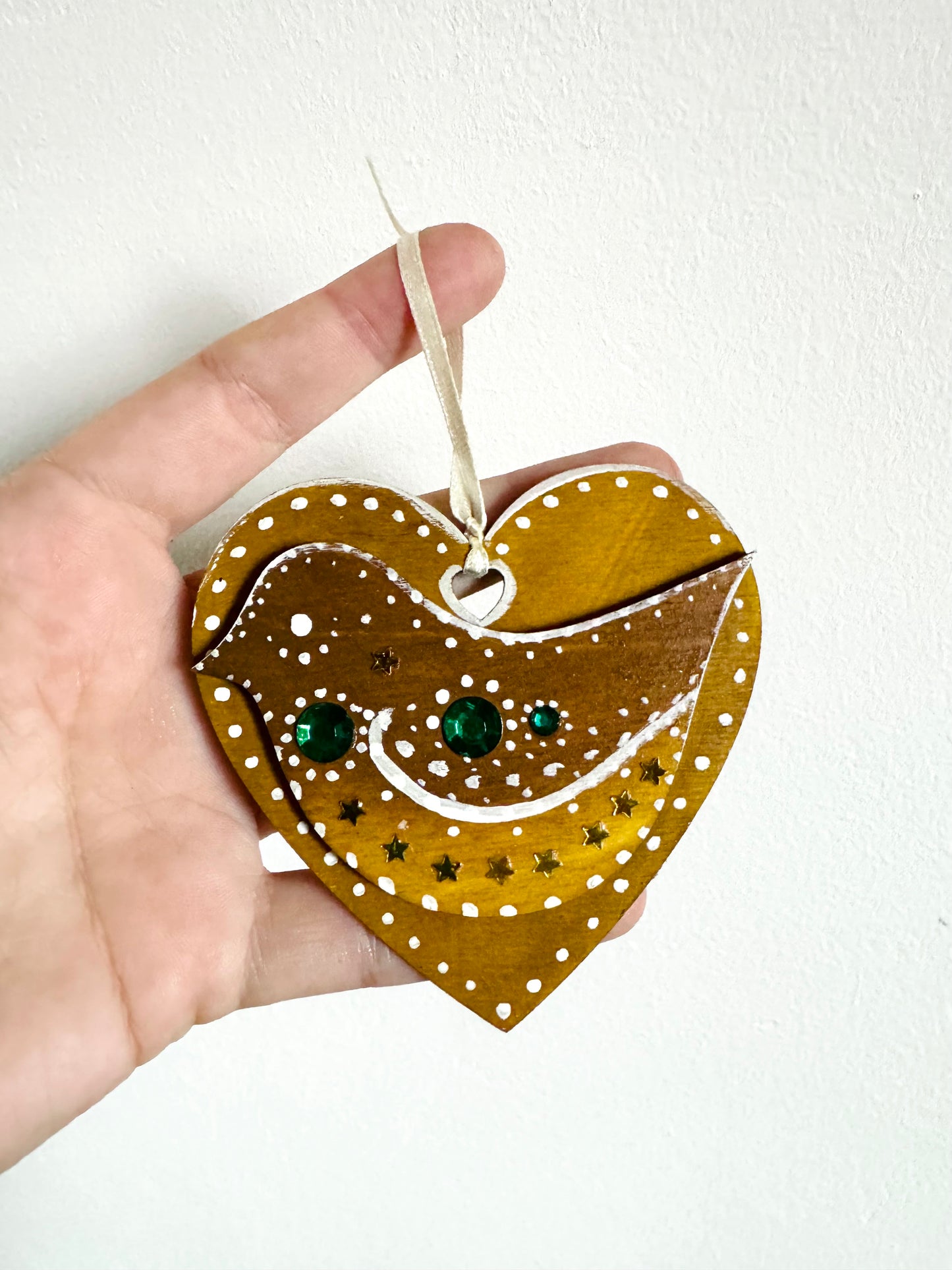 Hand-painted Christmas “gingerbread” heart ornament / Kézzel festett karácsonyi “mézeskalács” szívecske dísz