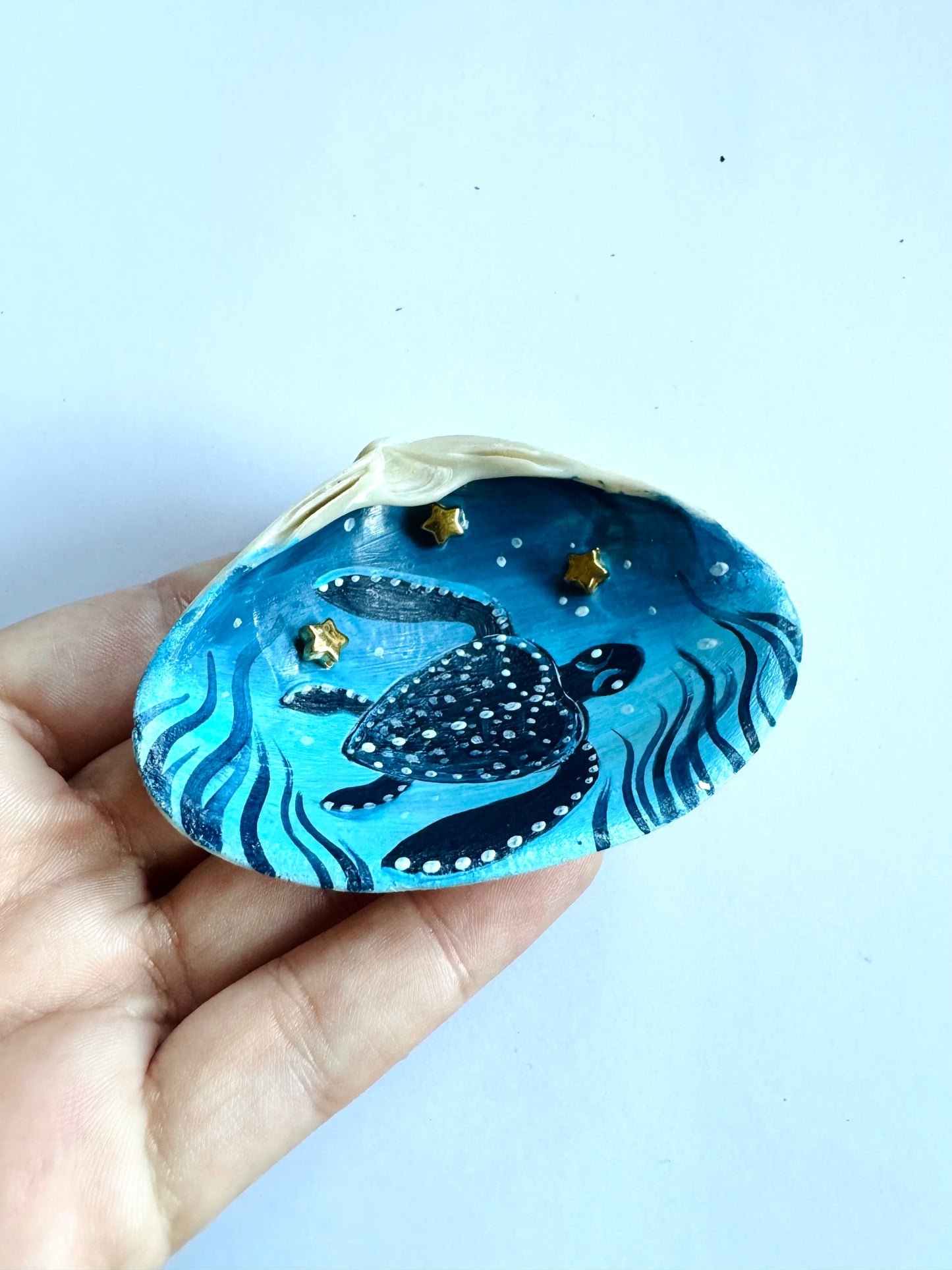 Kézzel festett kagylóhéj / Handpainted seashell