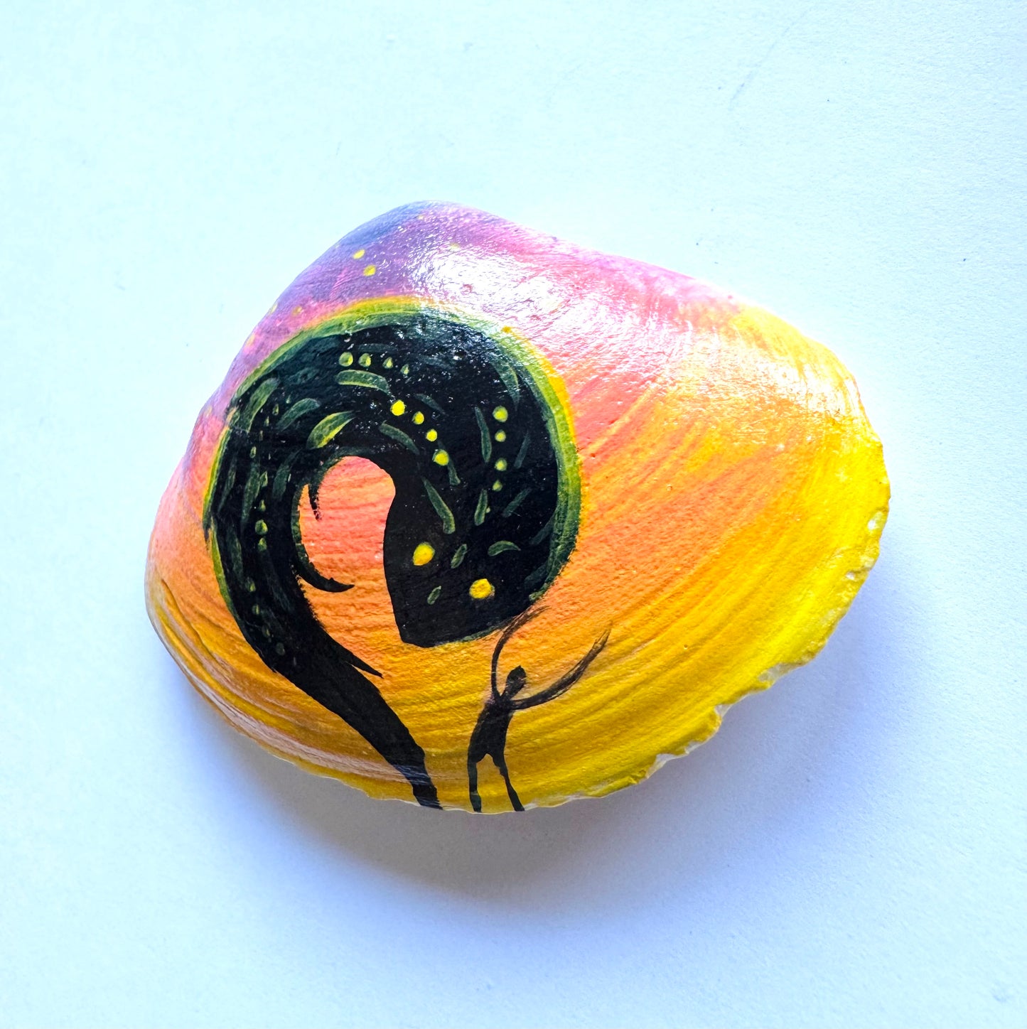 Hand-painted seashell MAGNET (larger size) / Kézzel festett kagyló MÁGNES (nagyobb méret)