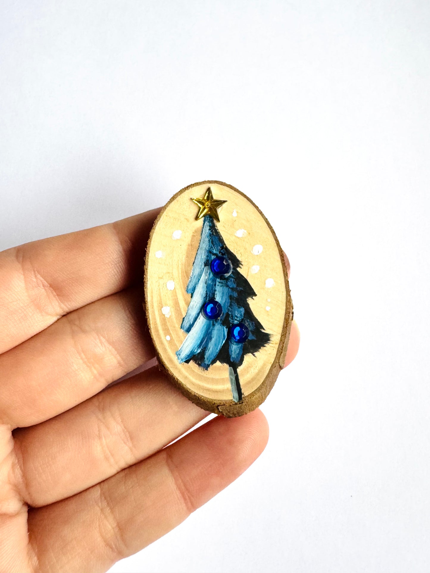 Hand-painted small Christmas tree MAGNET / Kézzel festett kicsi karácsonyfa fakorong MÁGNES