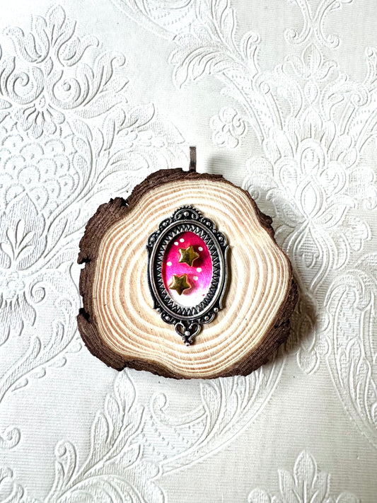 Hand-painted mini wood slice 2 in 1 BROOCH and PENDANT / Kézzel festett mini fakorong BROSS és MEDÁL
