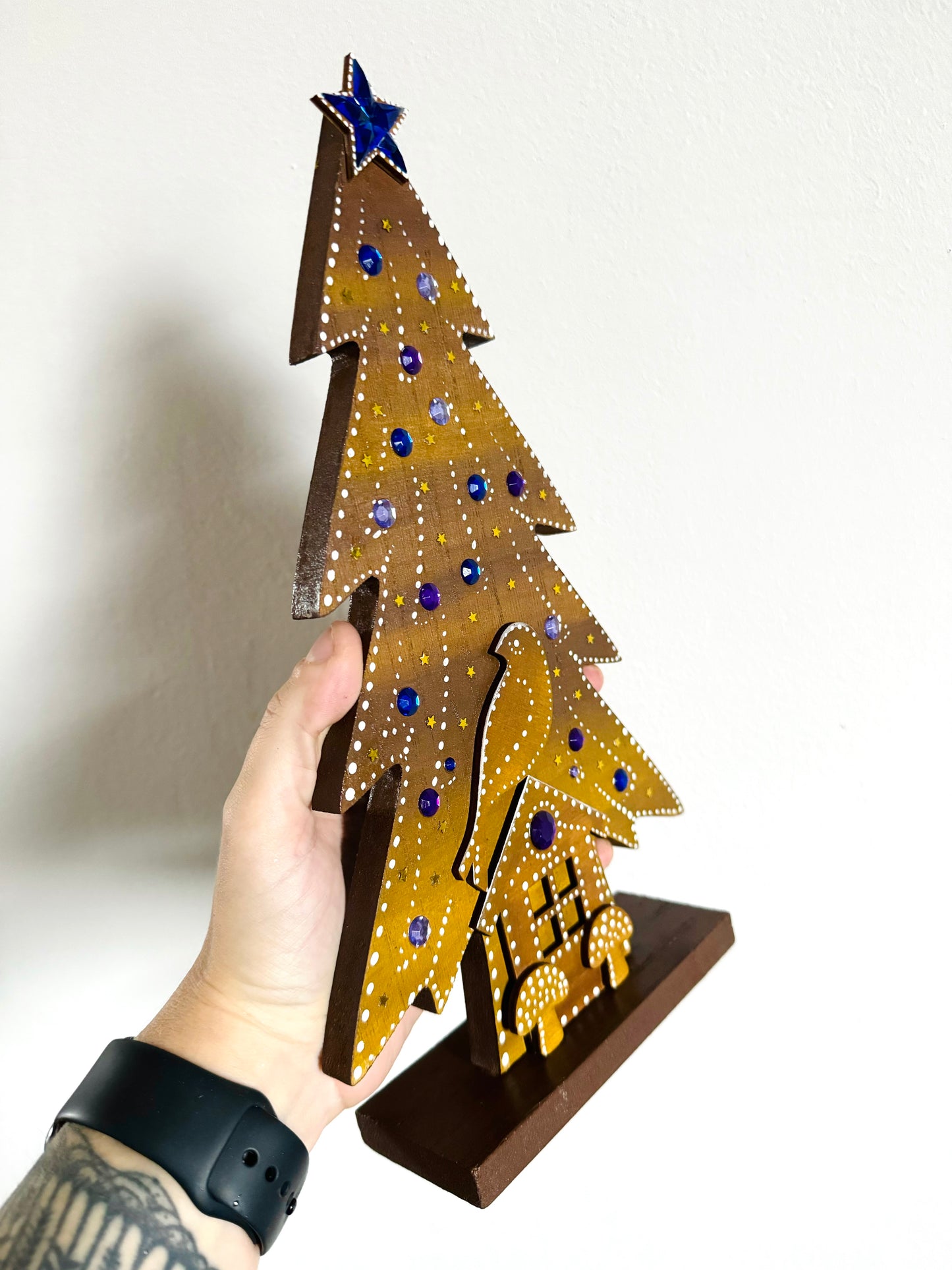 Hand-painted “gingerbread” pine tree figurine LARGER / Kézzel festett “mézeskalács” fenyőfa NAGYOBB