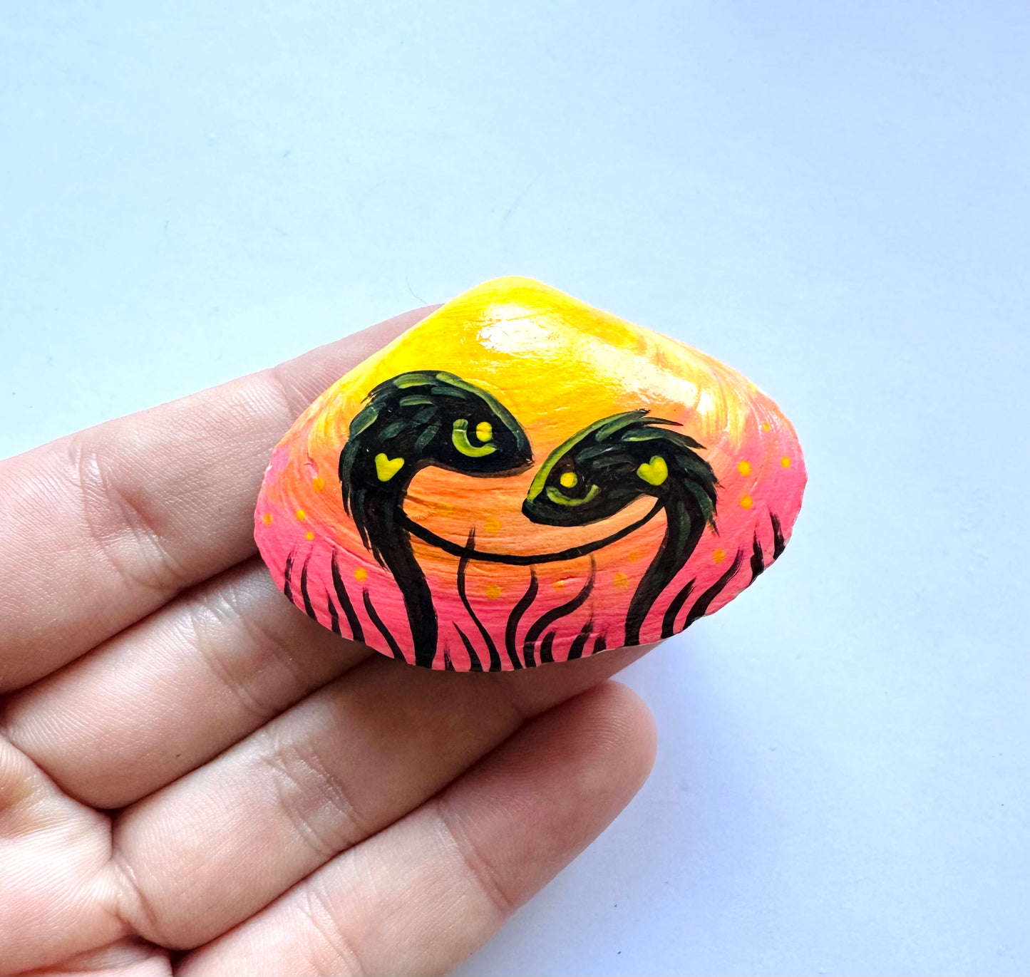 Hand-painted seashell MAGNET (smaller size) / Kézzel festett kagyló MÁGNES (kisebb méret)