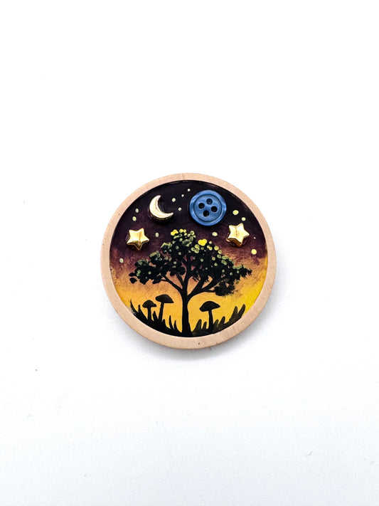 Round wooden brooch / Kerek fa bross