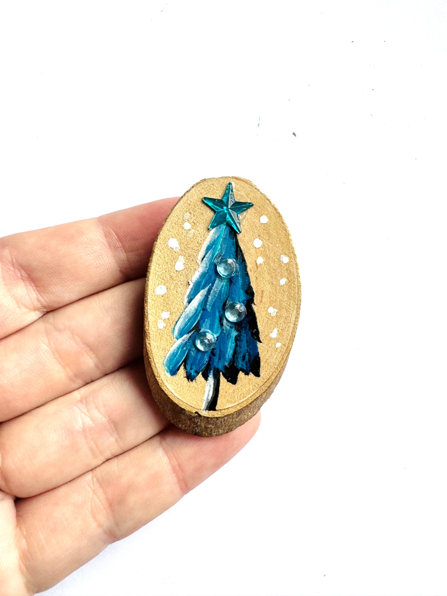 Hand-painted small Christmas tree MAGNET / Kézzel festett kicsi karácsonyfa fakorong MÁGNES