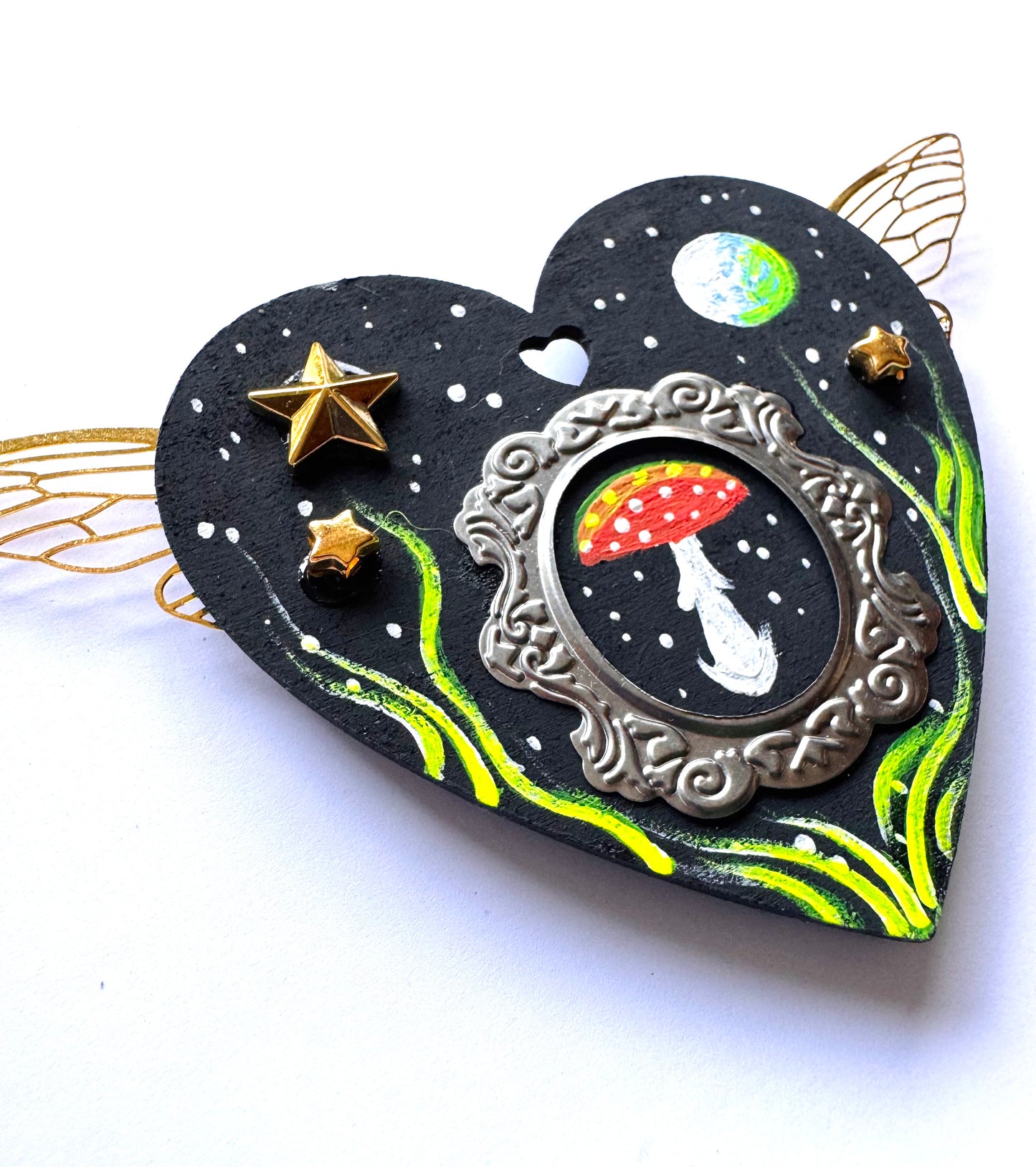 Hand-painted WINGED heart magnet / Kézzel festett SZÁRNYAS szívecske mágnes