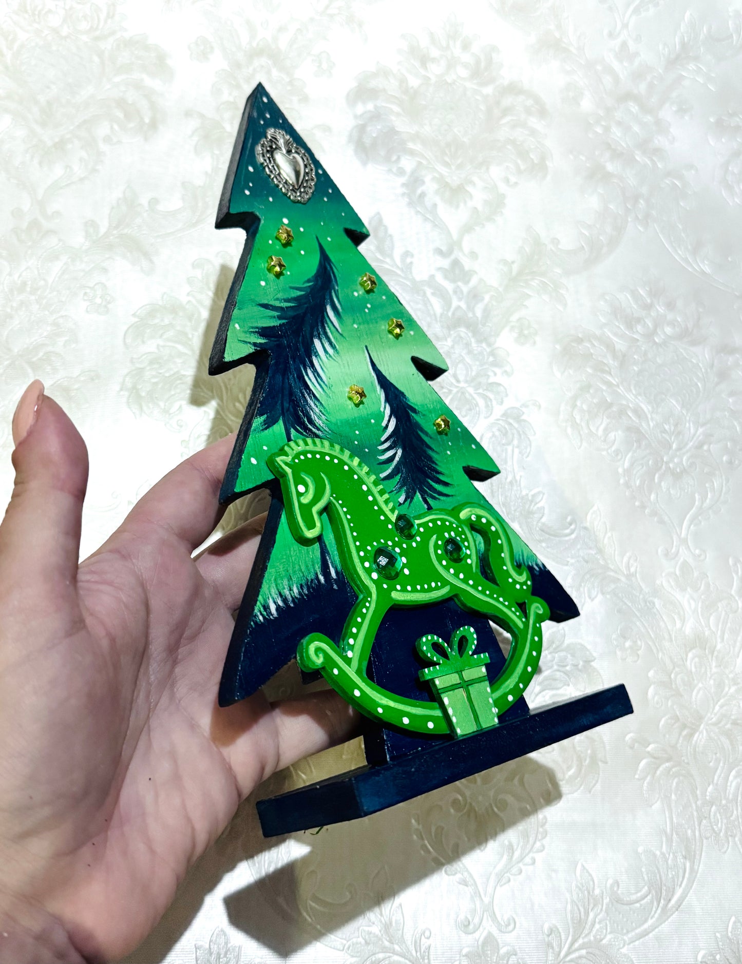 Hand-painted pine tree figurine SMALLER (embellished) / Kézzel festett fenyőfa figura KISEBB (DÍSZÍTETT)