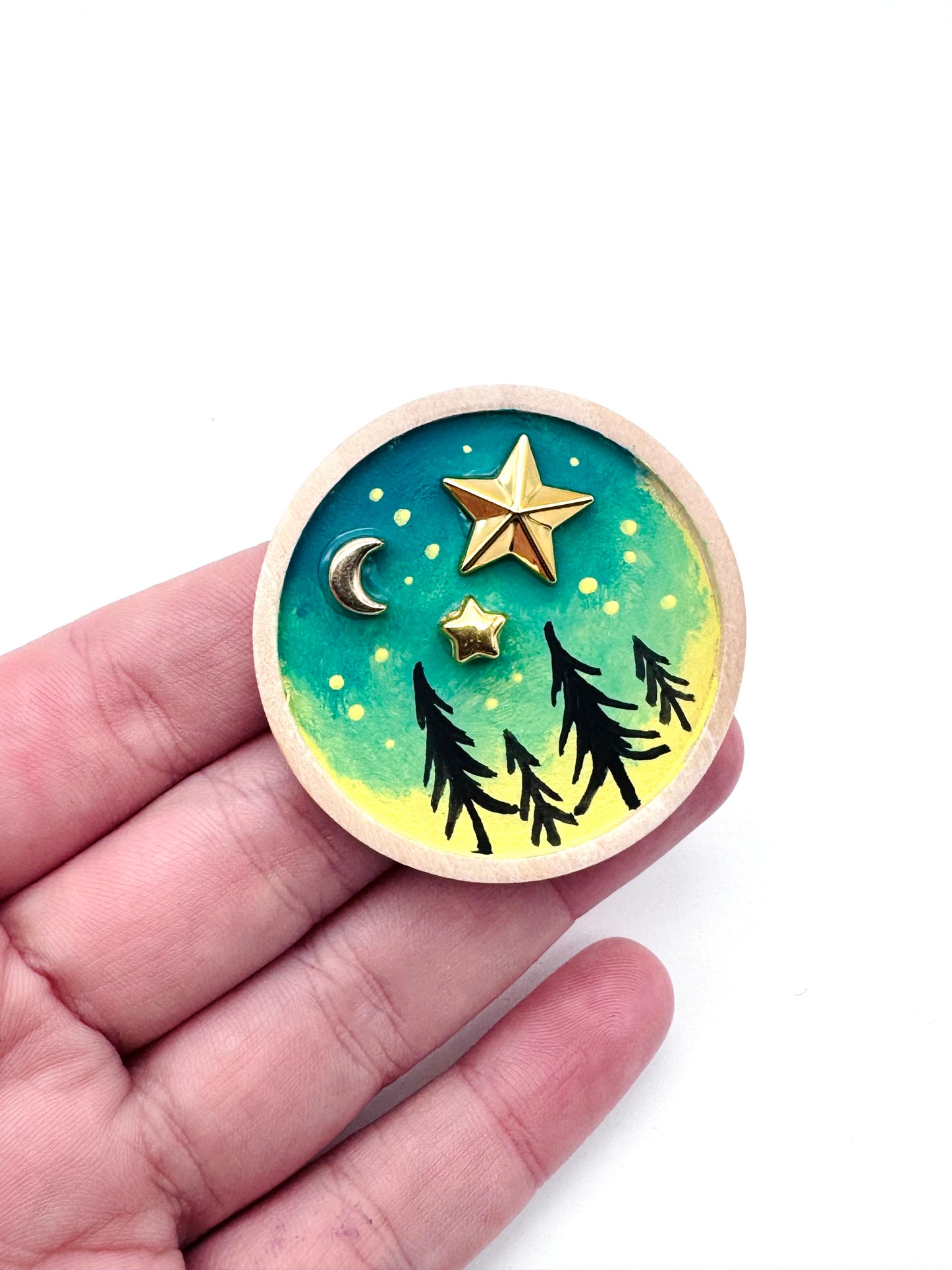 Round wooden brooch / Kerek fa bross