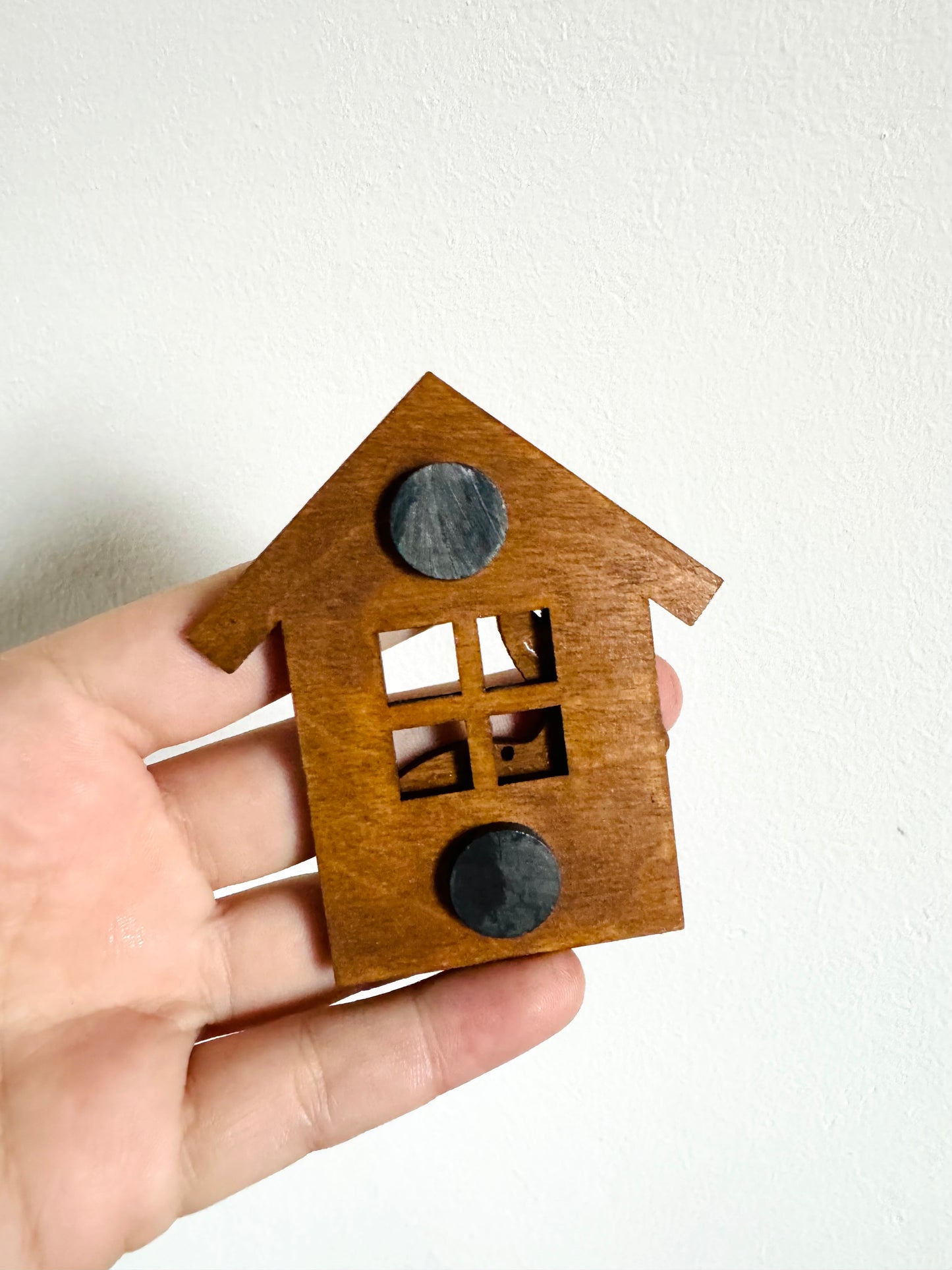 Hand-painted “gingerbread” house magnet with rabbit / Kézzel festett “mézeskalács” házikó mágnes nyuszival