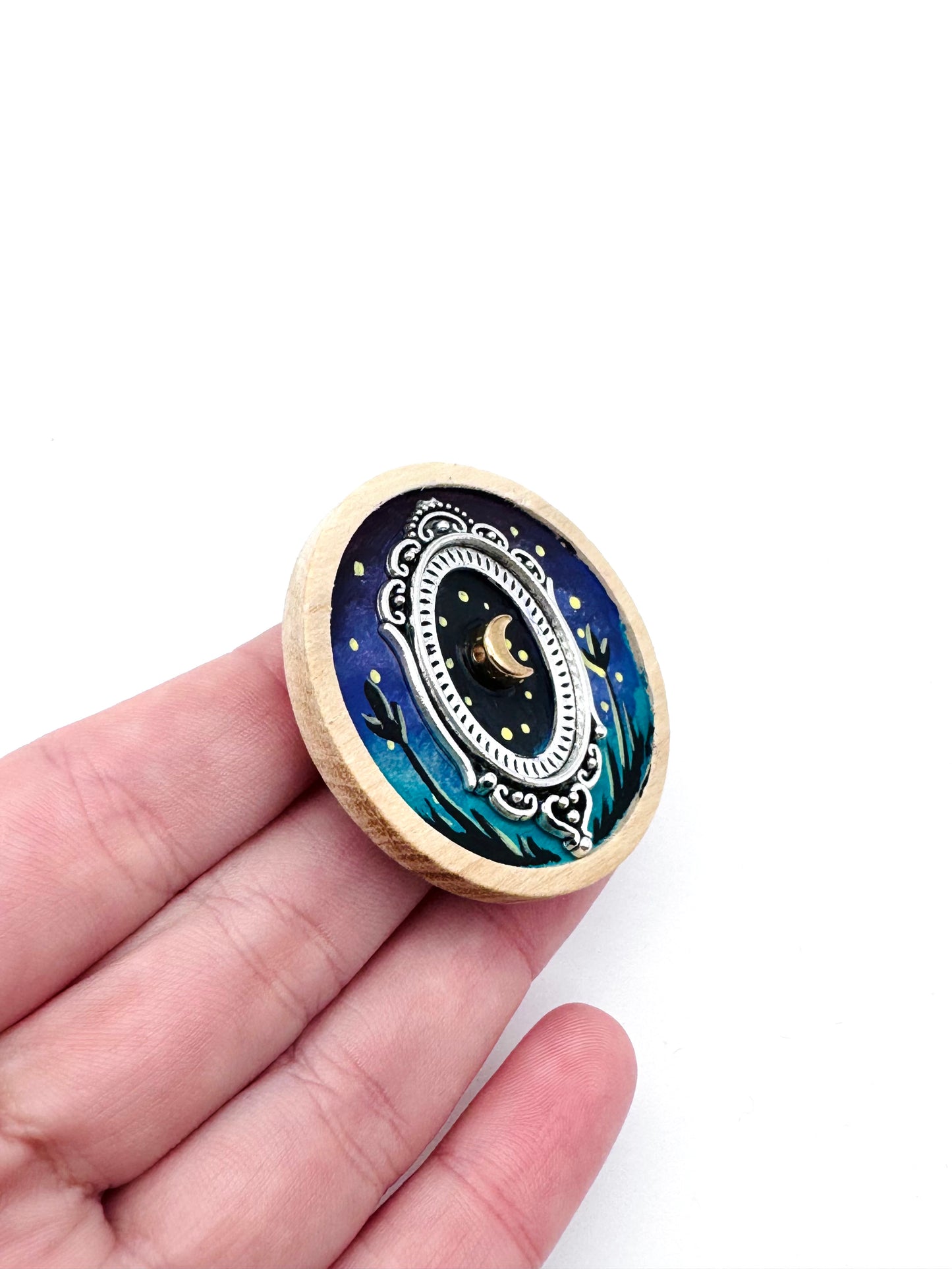 Round wooden brooch / Kerek fa bross