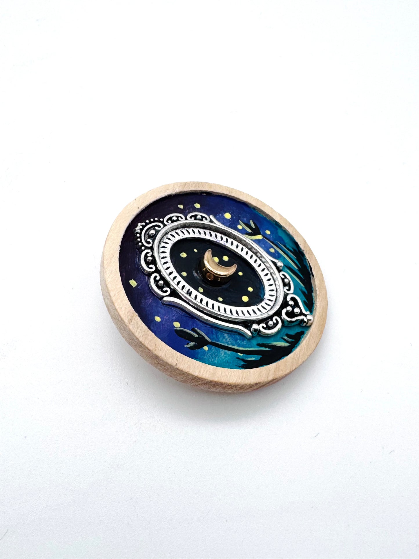 Round wooden brooch / Kerek fa bross