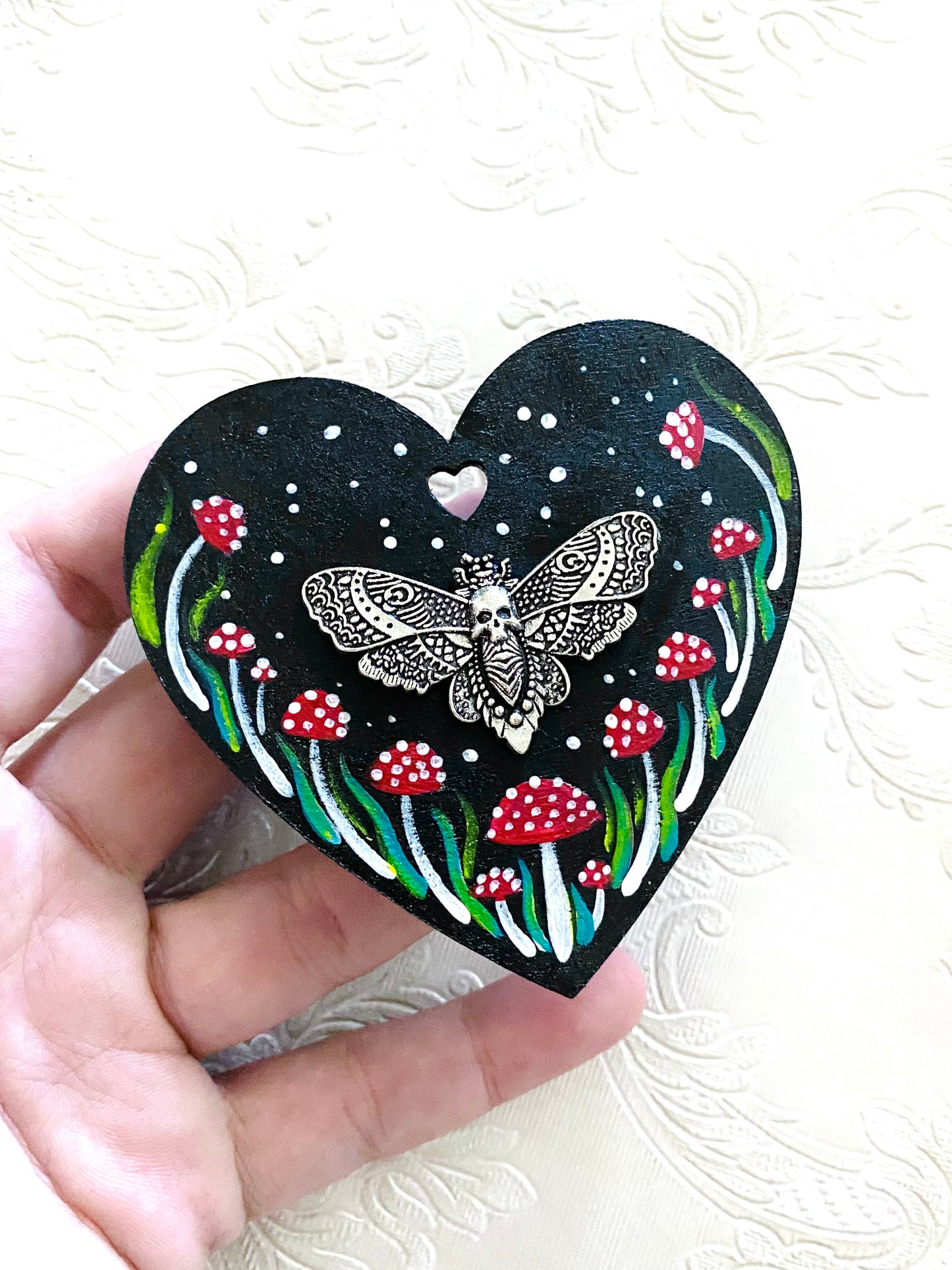 Hand-painted moth heart magnet / Kézzel festett pillés szívecske mágnes