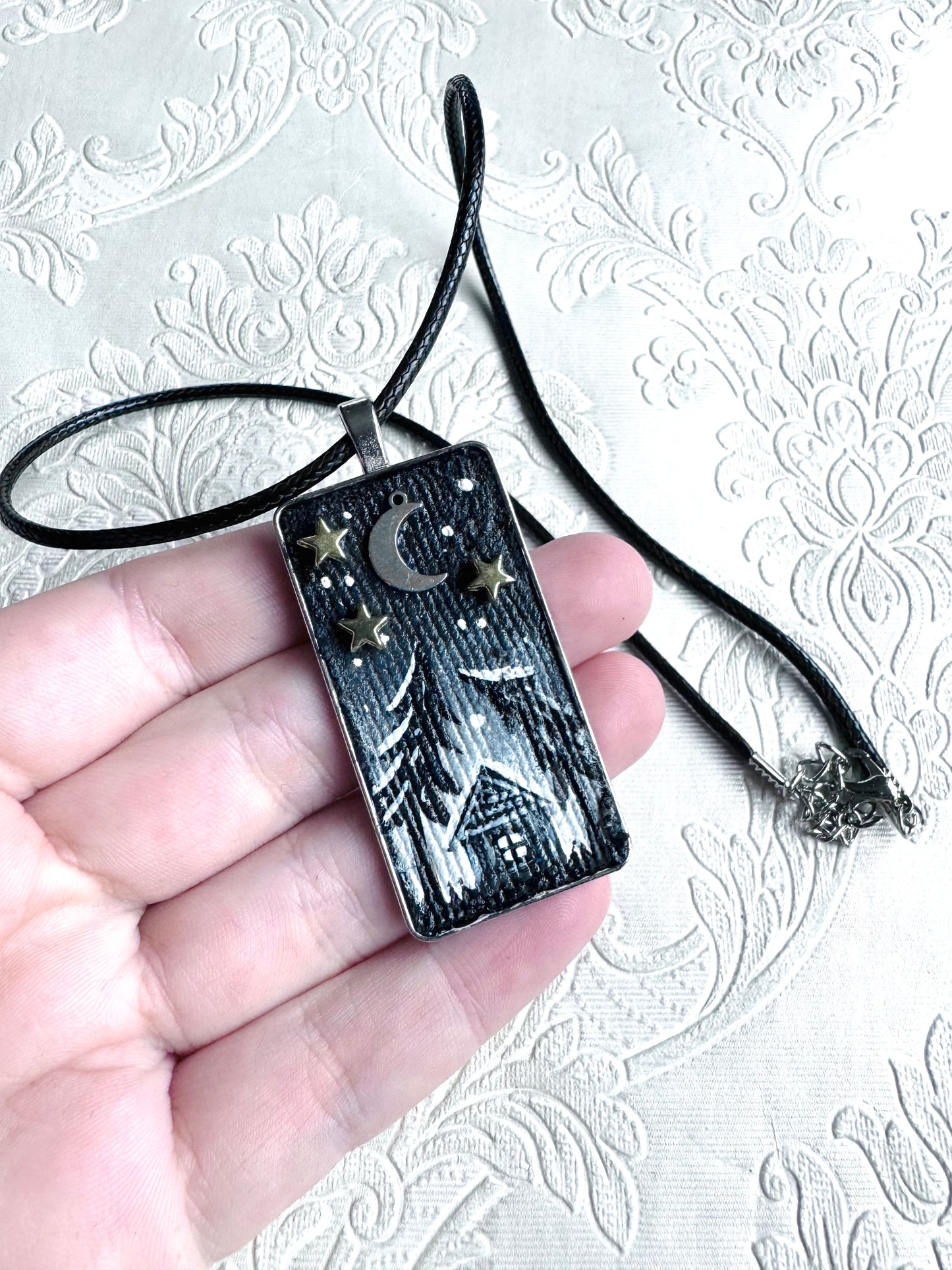 Rectangular pendant made with upcycled denim and steel ornaments / Téglalapos farmerbetétes medál fém alkatrészekkel