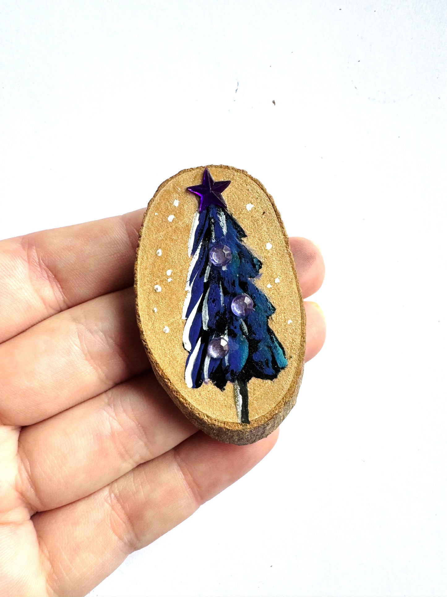Hand-painted small Christmas tree MAGNET / Kézzel festett kicsi karácsonyfa fakorong MÁGNES