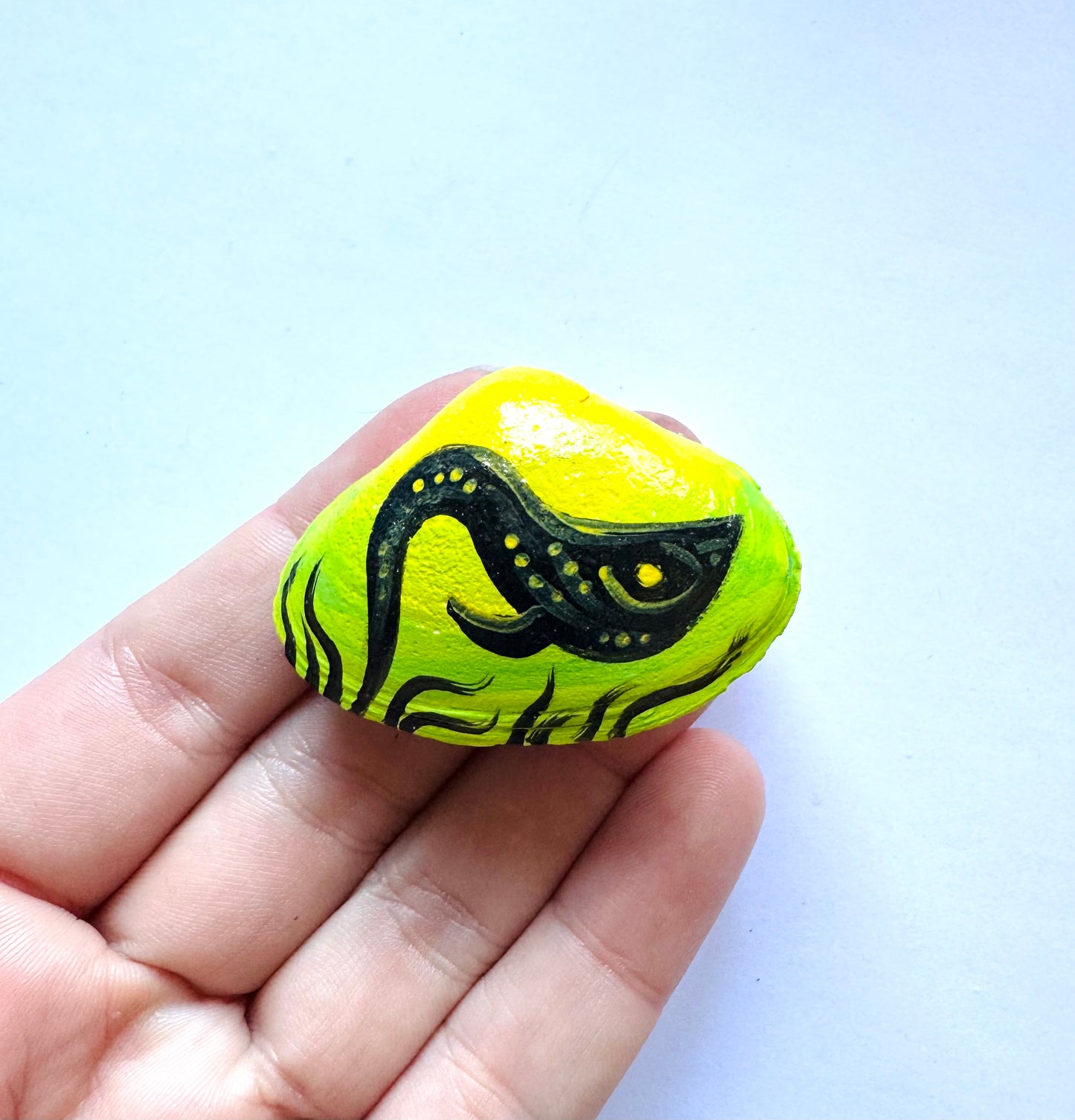 Hand-painted seashell MAGNET (smaller size) / Kézzel festett kagyló MÁGNES (kisebb méret)