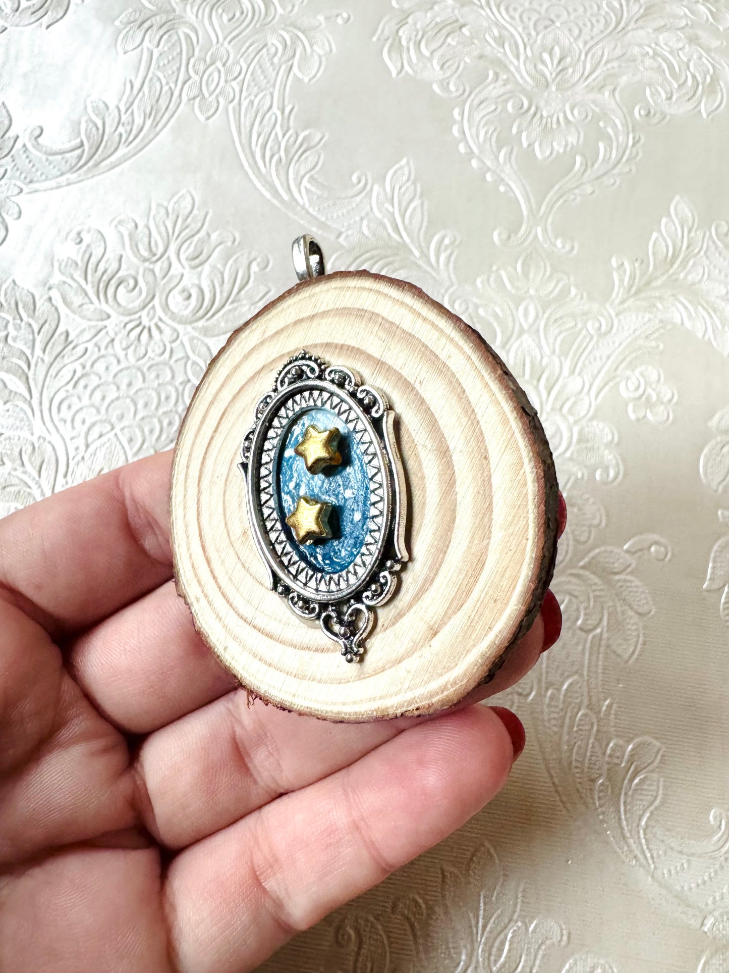 Hand-painted mini wood slice 2 in 1 BROOCH and PENDANT / Kézzel festett mini fakorong BROSS és MEDÁL