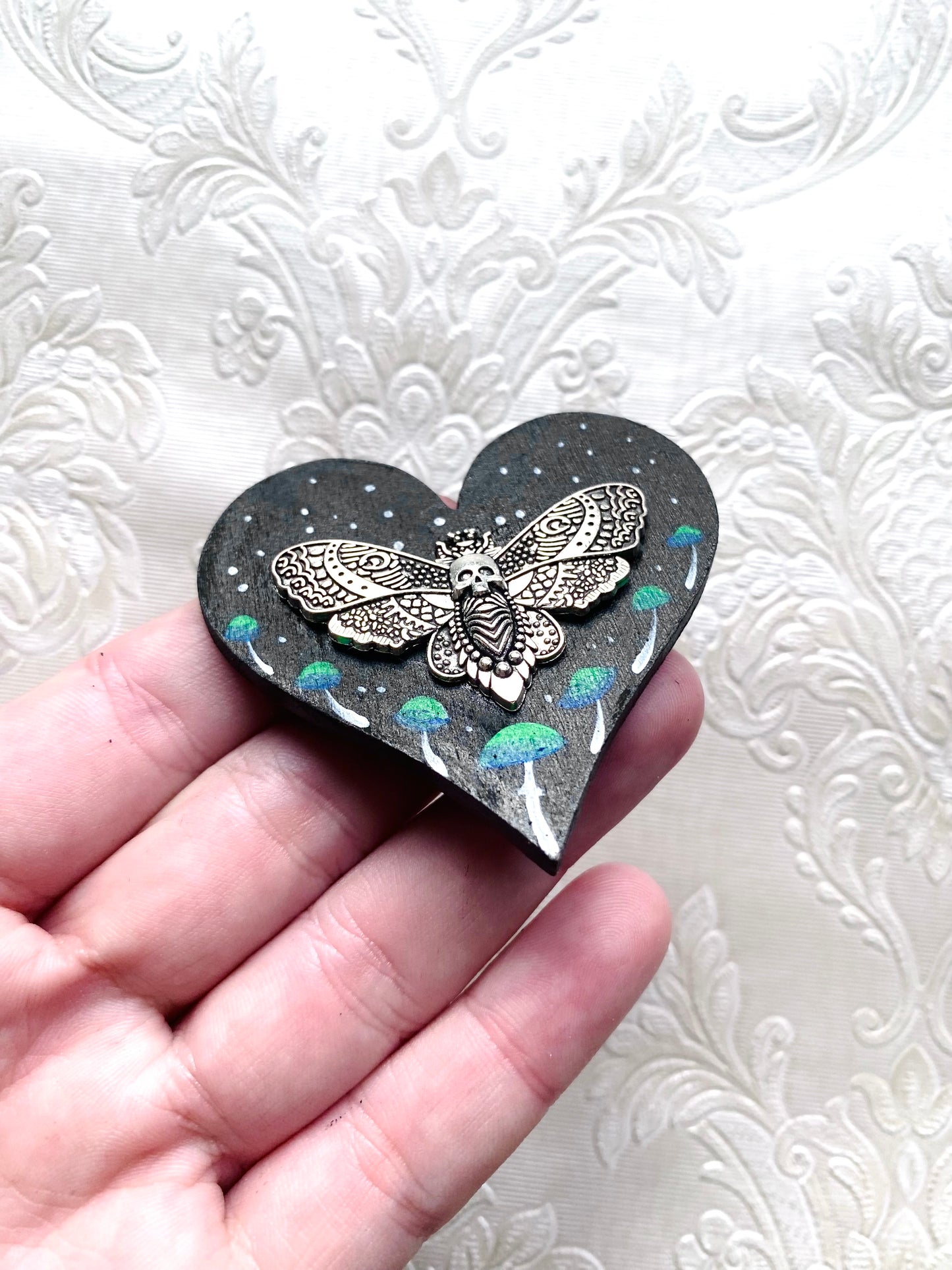 Hand-painted moth heart magnet / Kézzel festett pillés szívecske mágnes