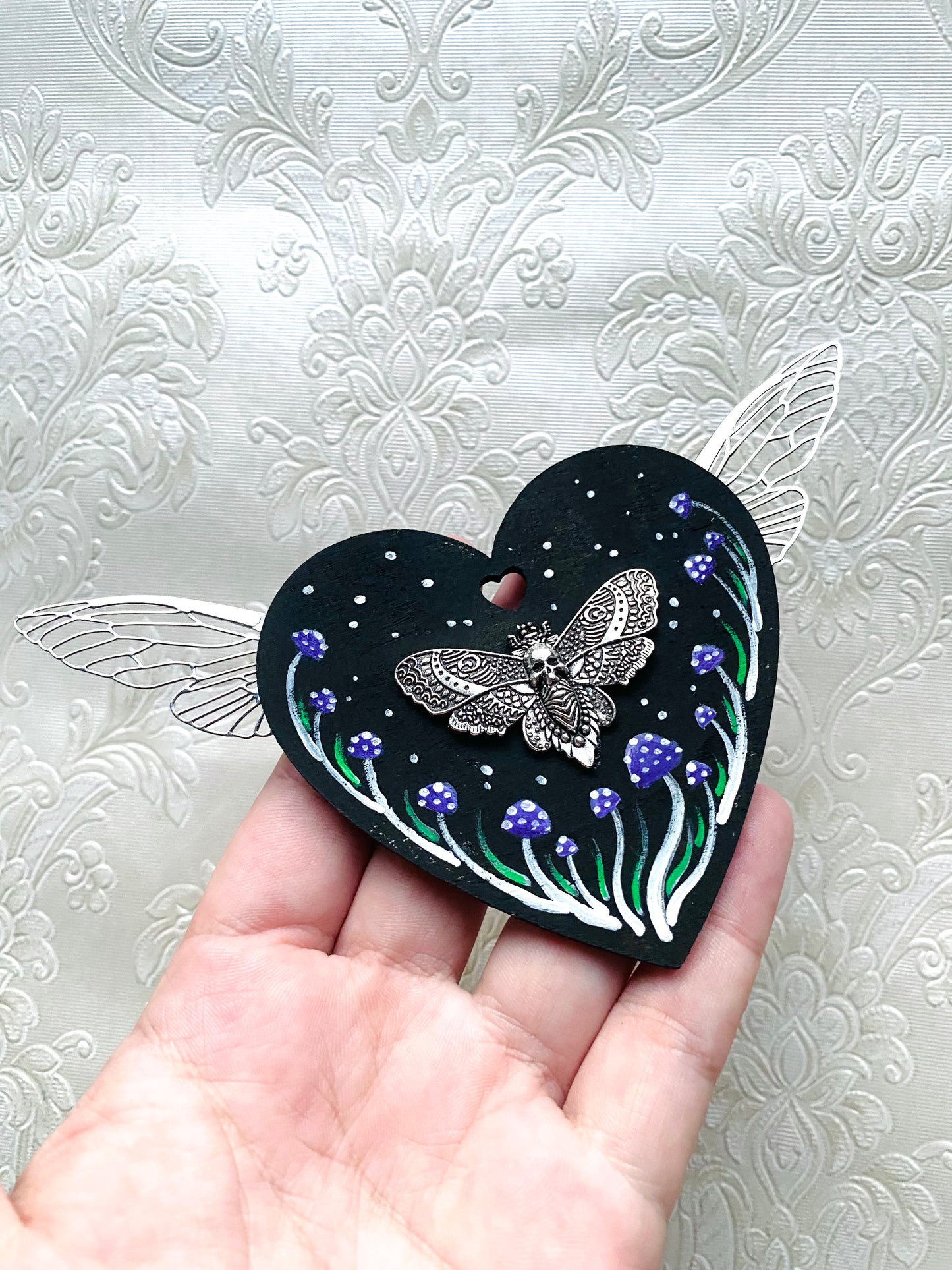 Hand-painted WINGED moth heart magnet / Kézzel festett SZÁRNYAS pillés szívecske mágnes