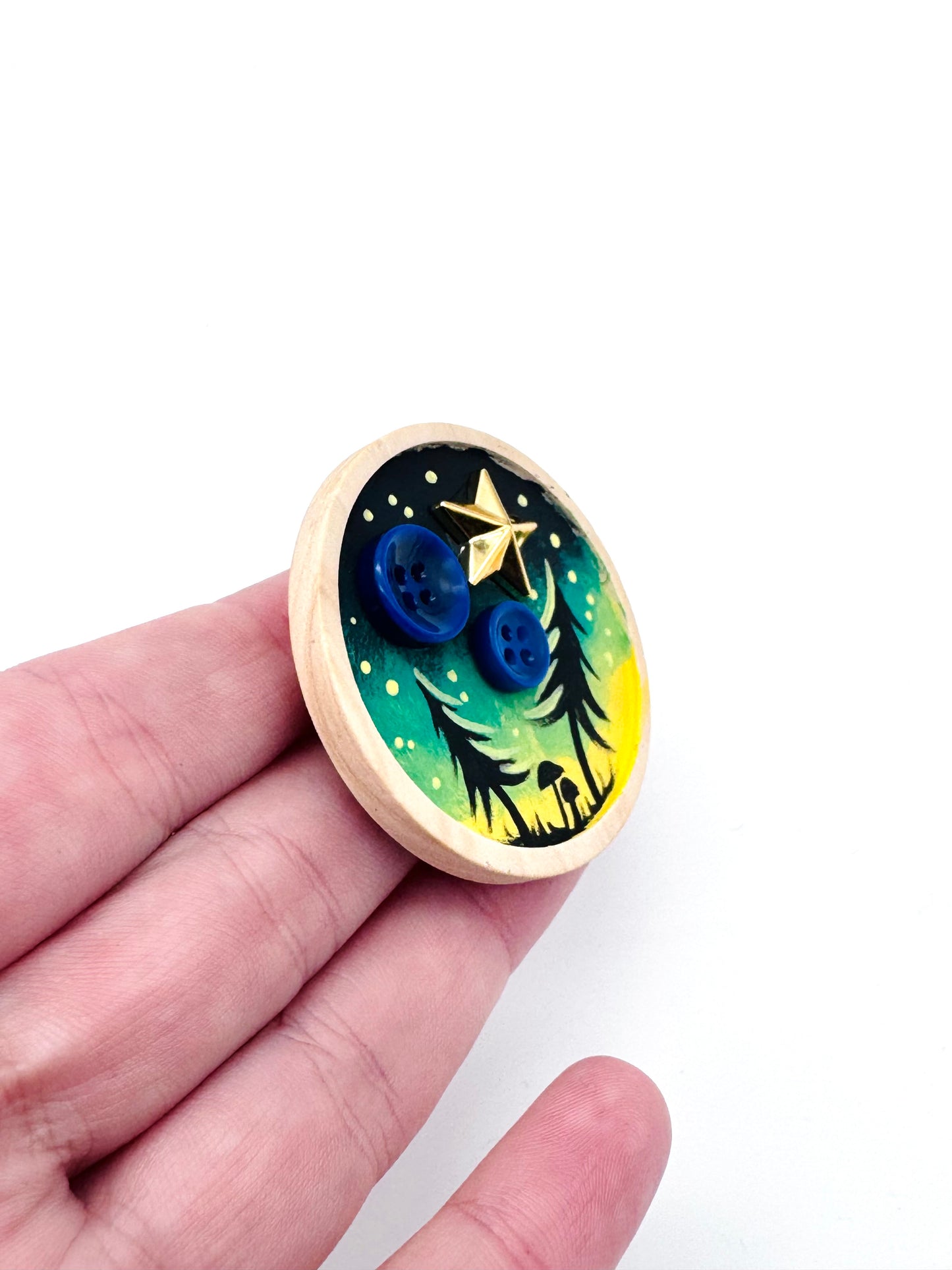 Round wooden brooch / Kerek fa bross