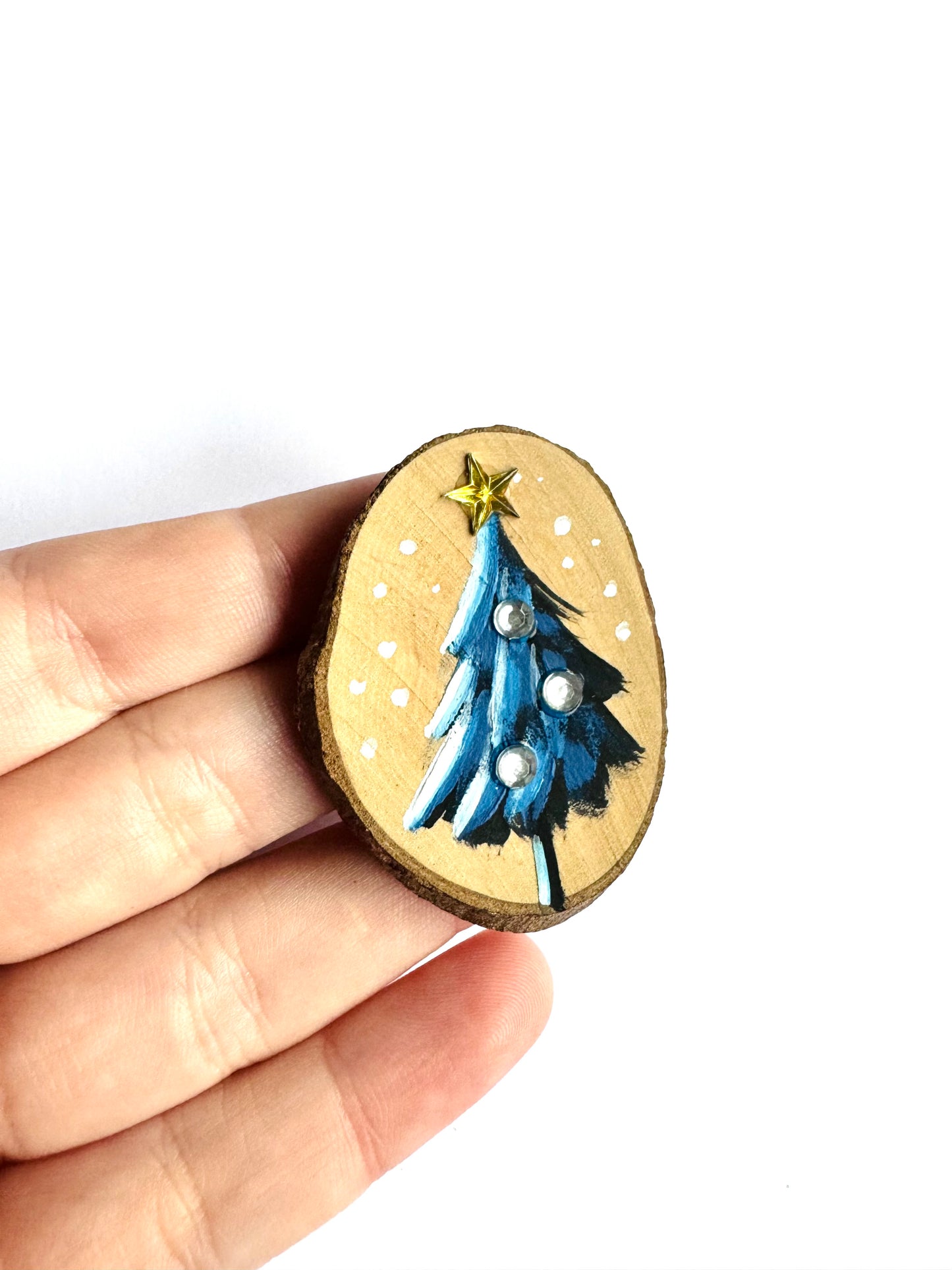 Hand-painted small Christmas tree MAGNET / Kézzel festett kicsi karácsonyfa fakorong MÁGNES