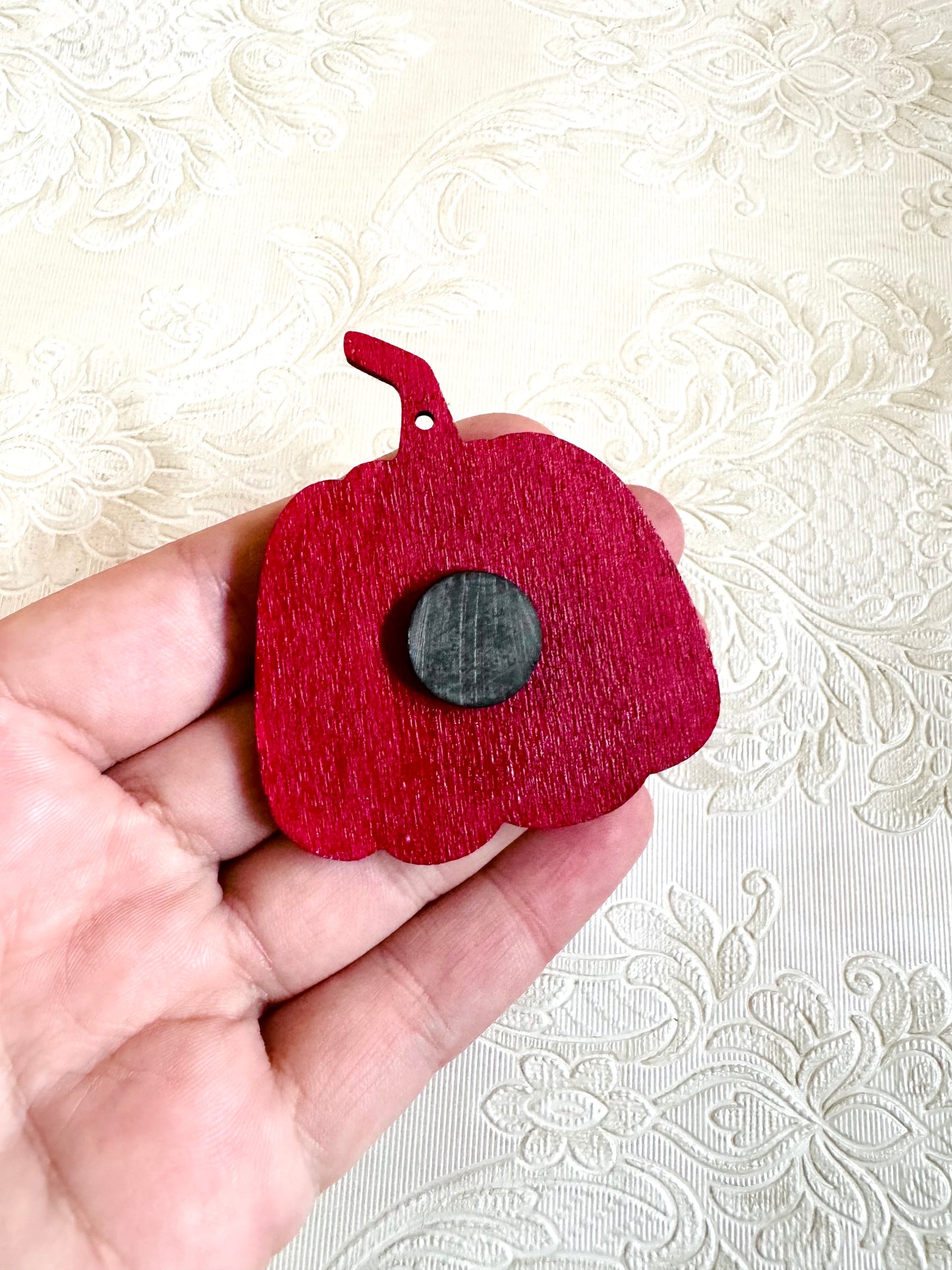 Hand-painted pumpkin magnet with mushroom and a steel bee charm / Kézzel festett tök mágnes gombával, fém méhecskével