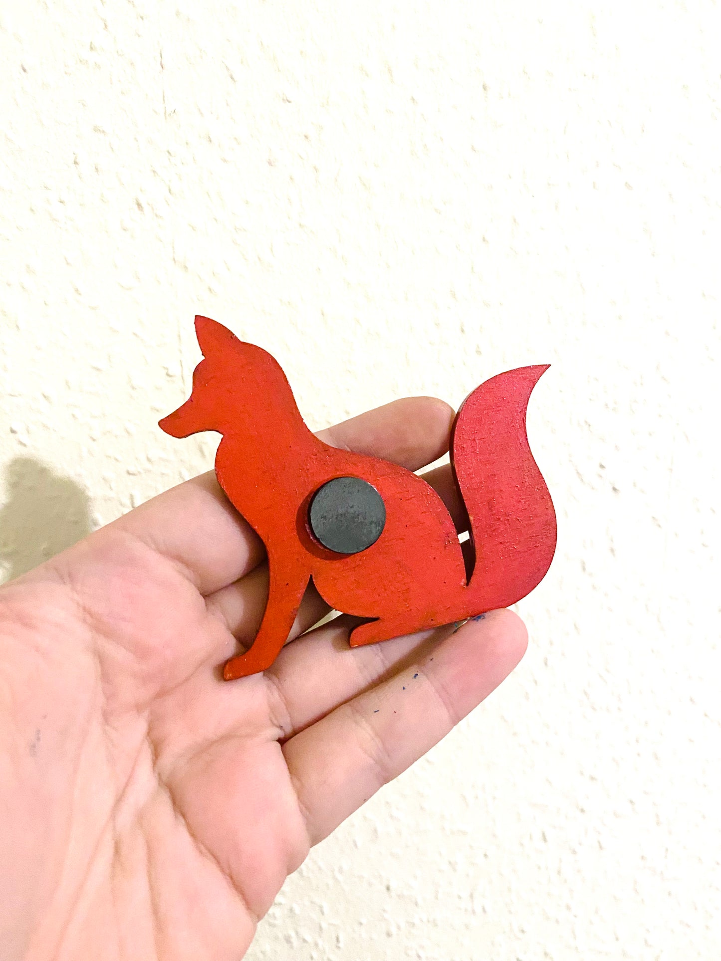 Hand-painted sitting fox magnet / Kézzel festett ülő róka mágnes