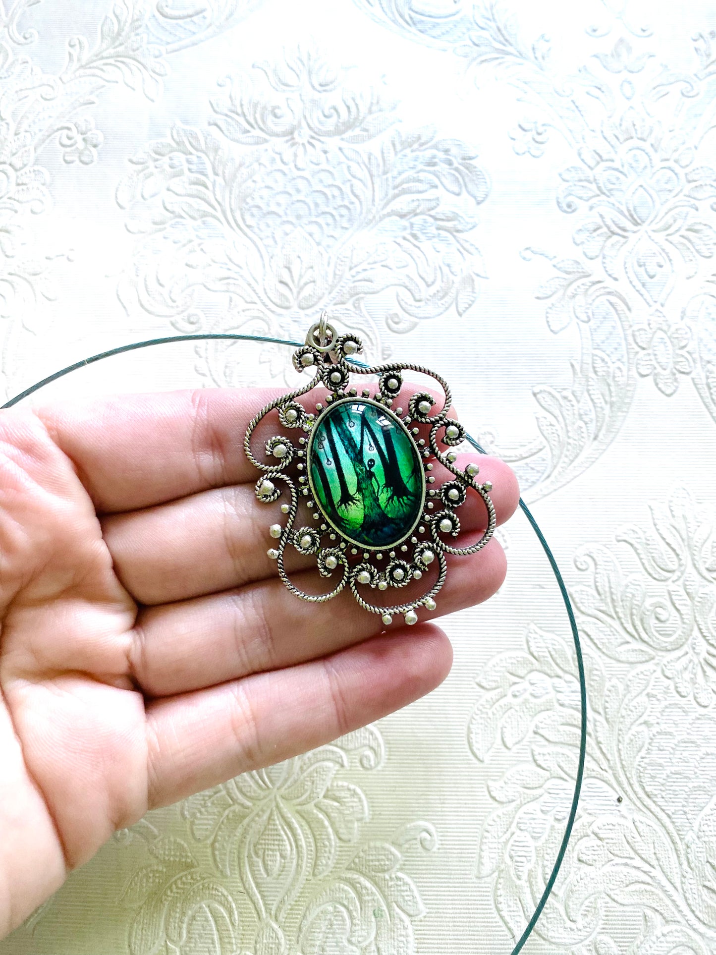 Small ornate pendant / Kis ovális díszes medál