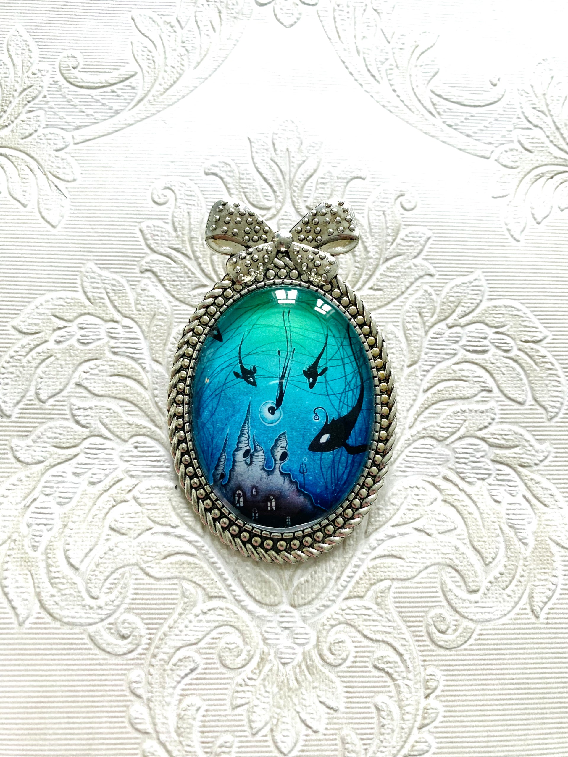 Big oval brooch / Nagy ovális bross egyedi grafikával