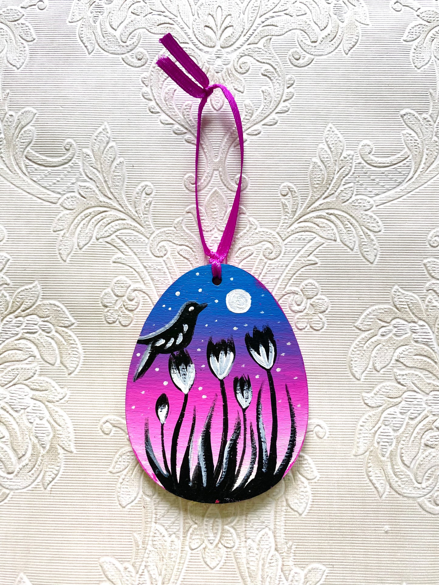 Hand-painted hanging egg ornament / Kézzel festett akasztós tojás dísz
