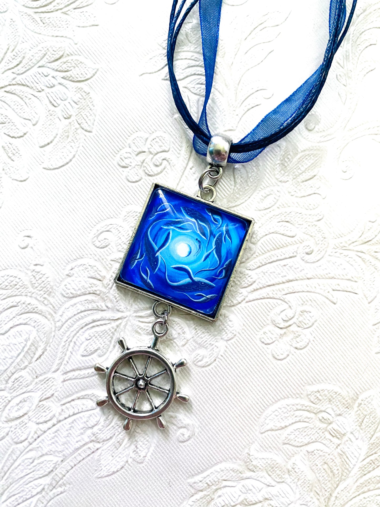 Square pendant with charm / Négyzetes medál charmmal, egyedi grafikával