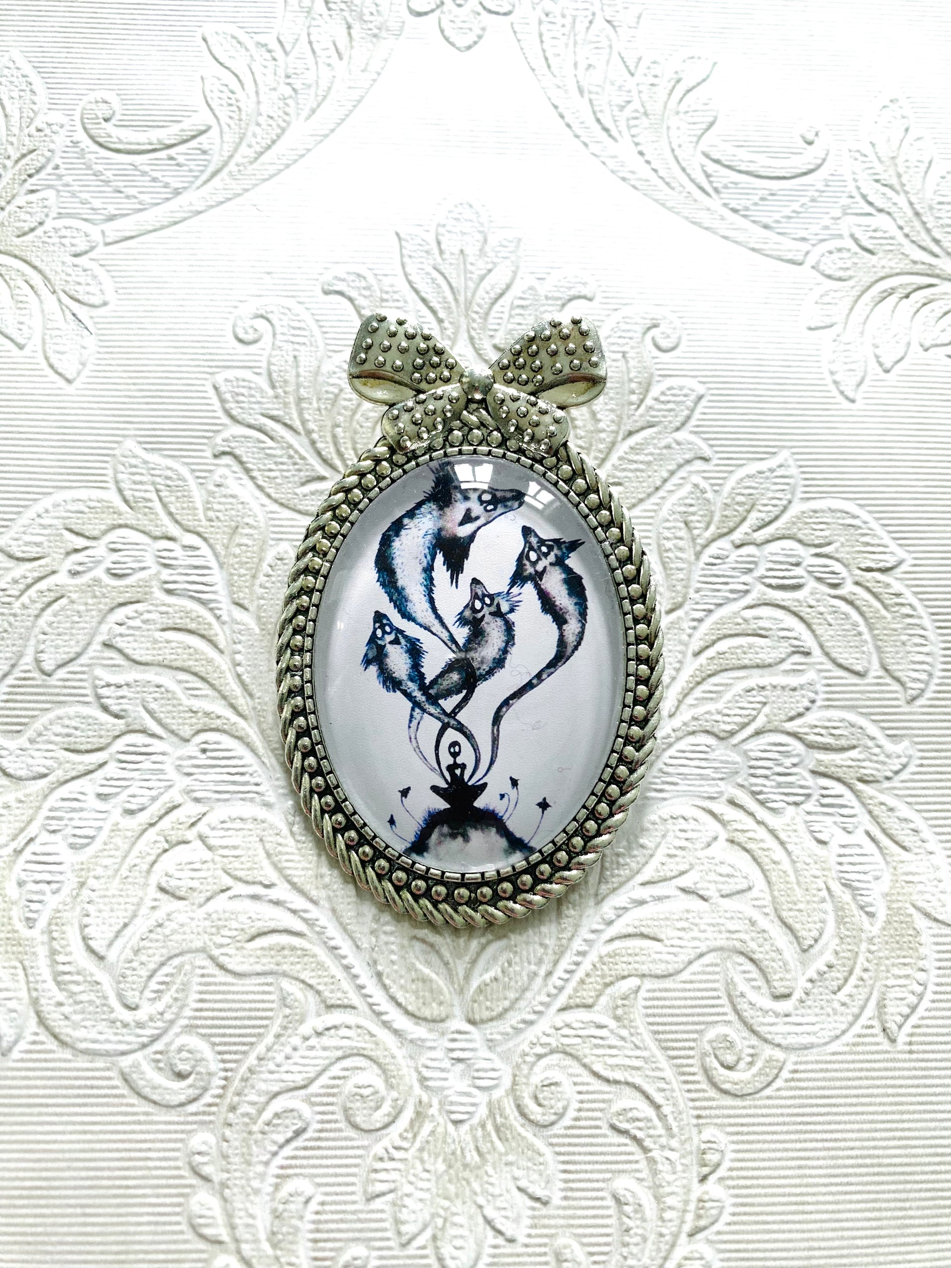 Big oval brooch / Nagy ovális bross egyedi grafikával