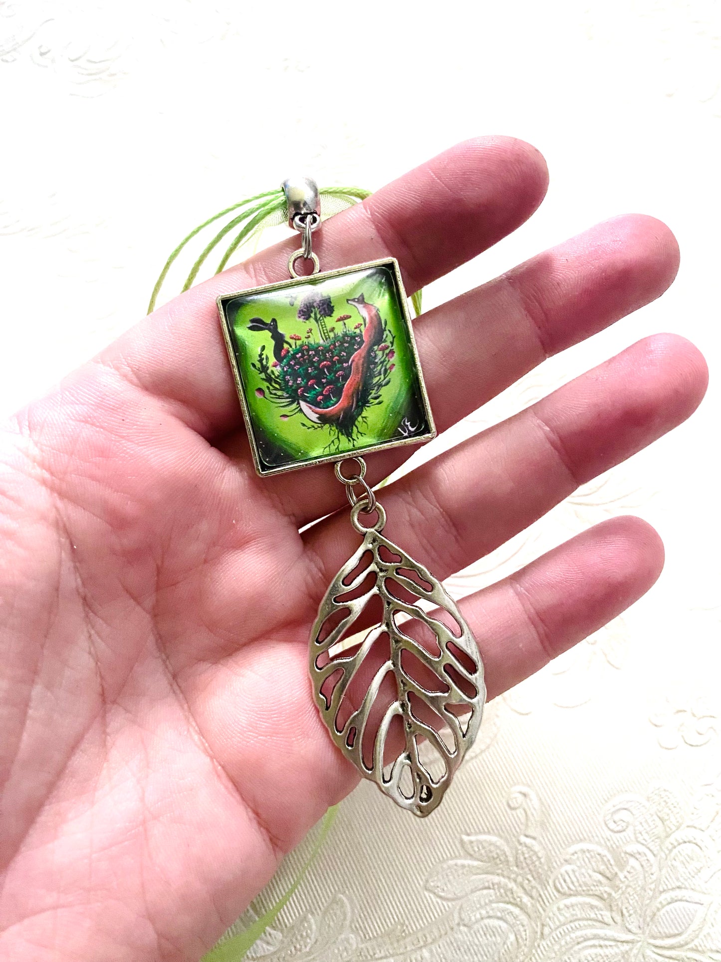 Square pendant with big leaf charm / Négyzetes medál nagy levél charmmal, egyedi grafikával