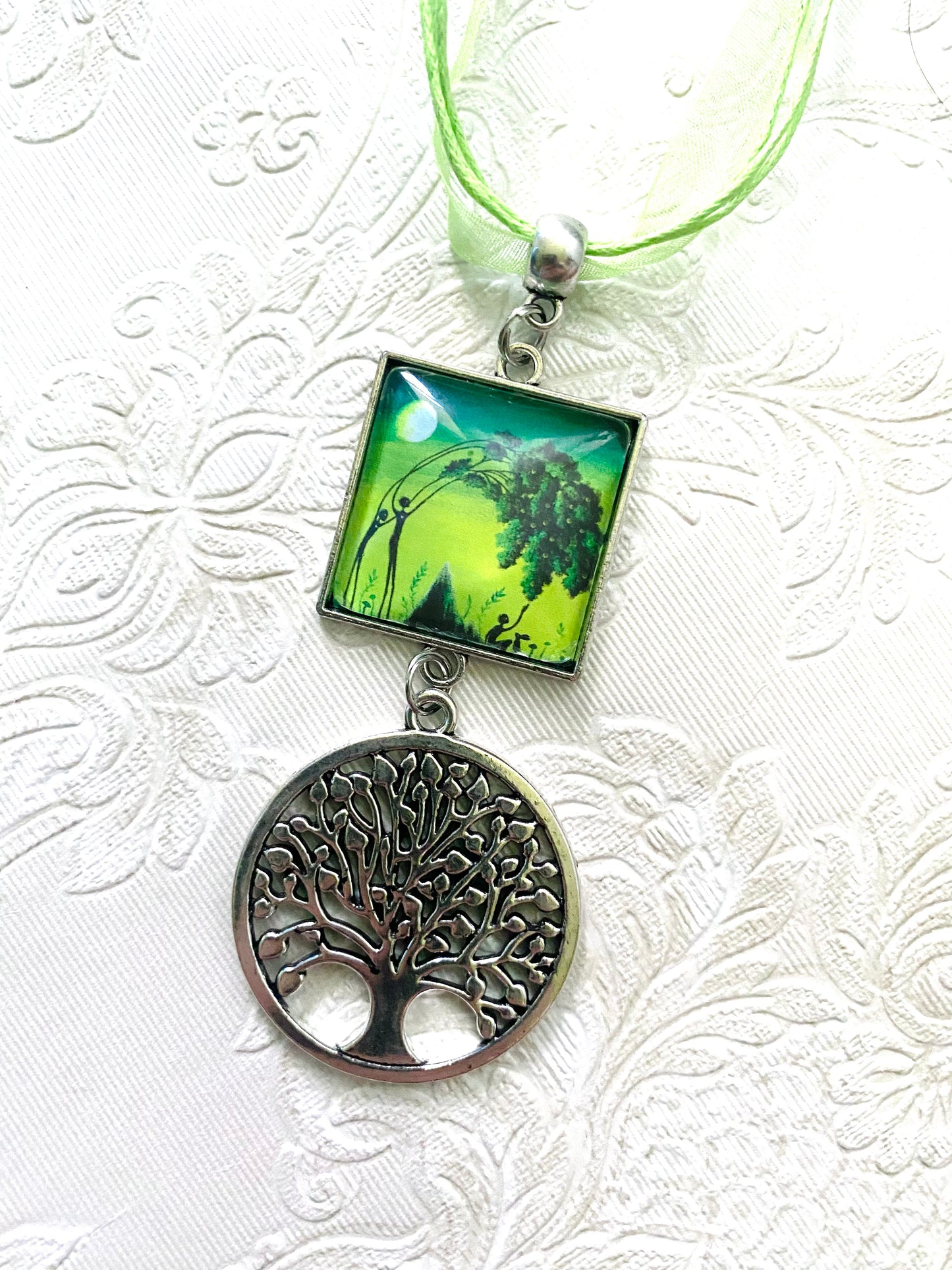 Square pendant with tree of life charm / Négyzetes medál életfa charmmal, egyedi grafikával