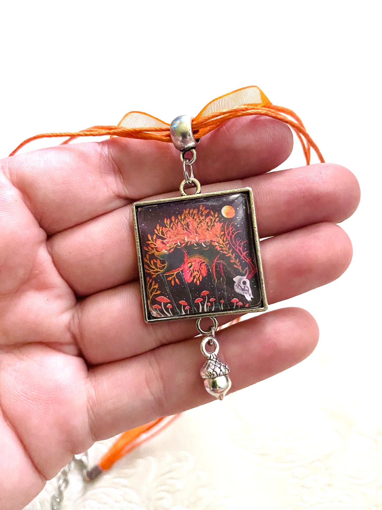 Square pendant with charm / Négyzetes medál charmmal, egyedi grafikával