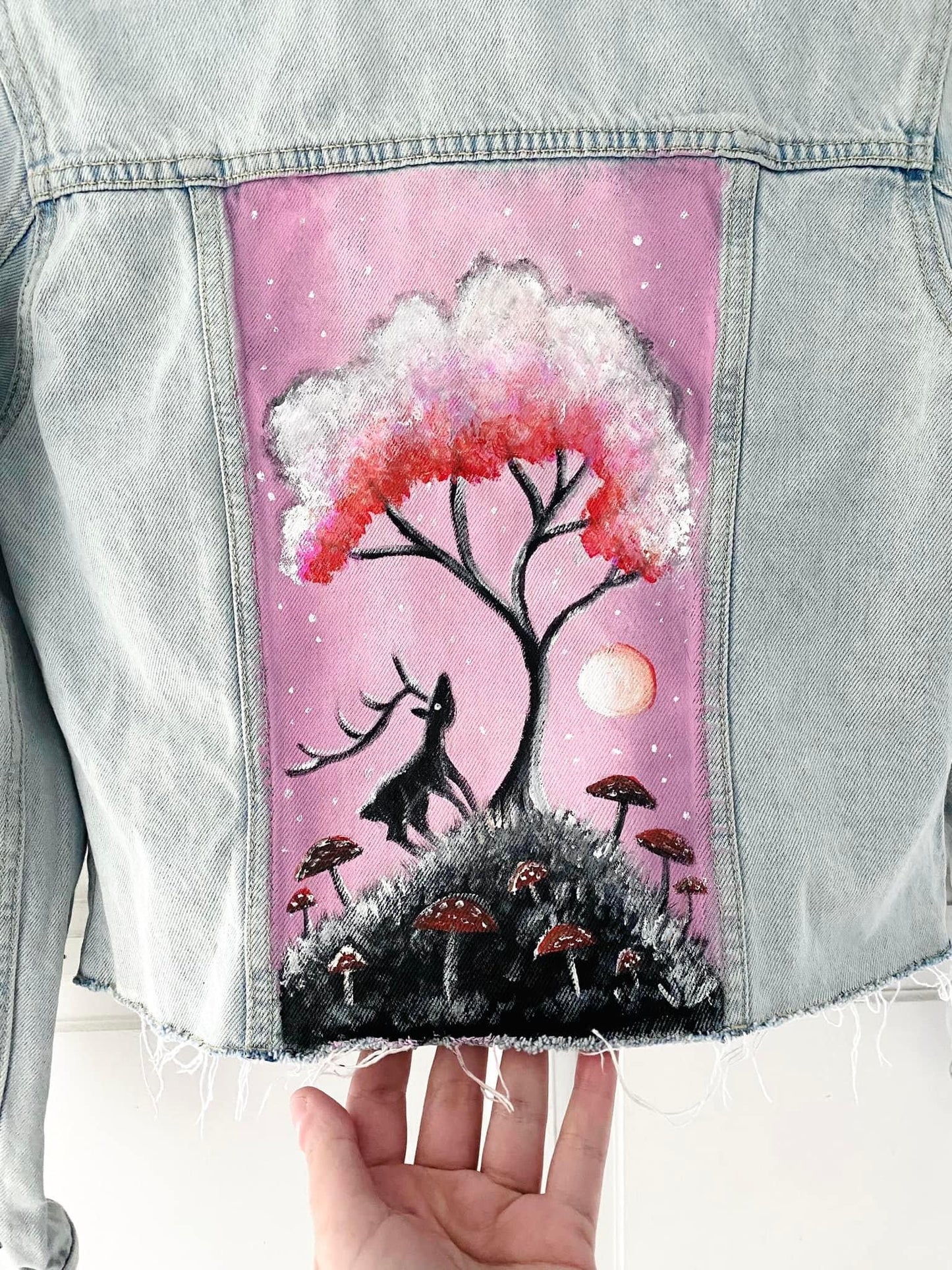 HANDBEMALTE Jeansjacke „Spring Blossom Tree“ / KÉZZEL FESTETT farmerkabát, mintgrün