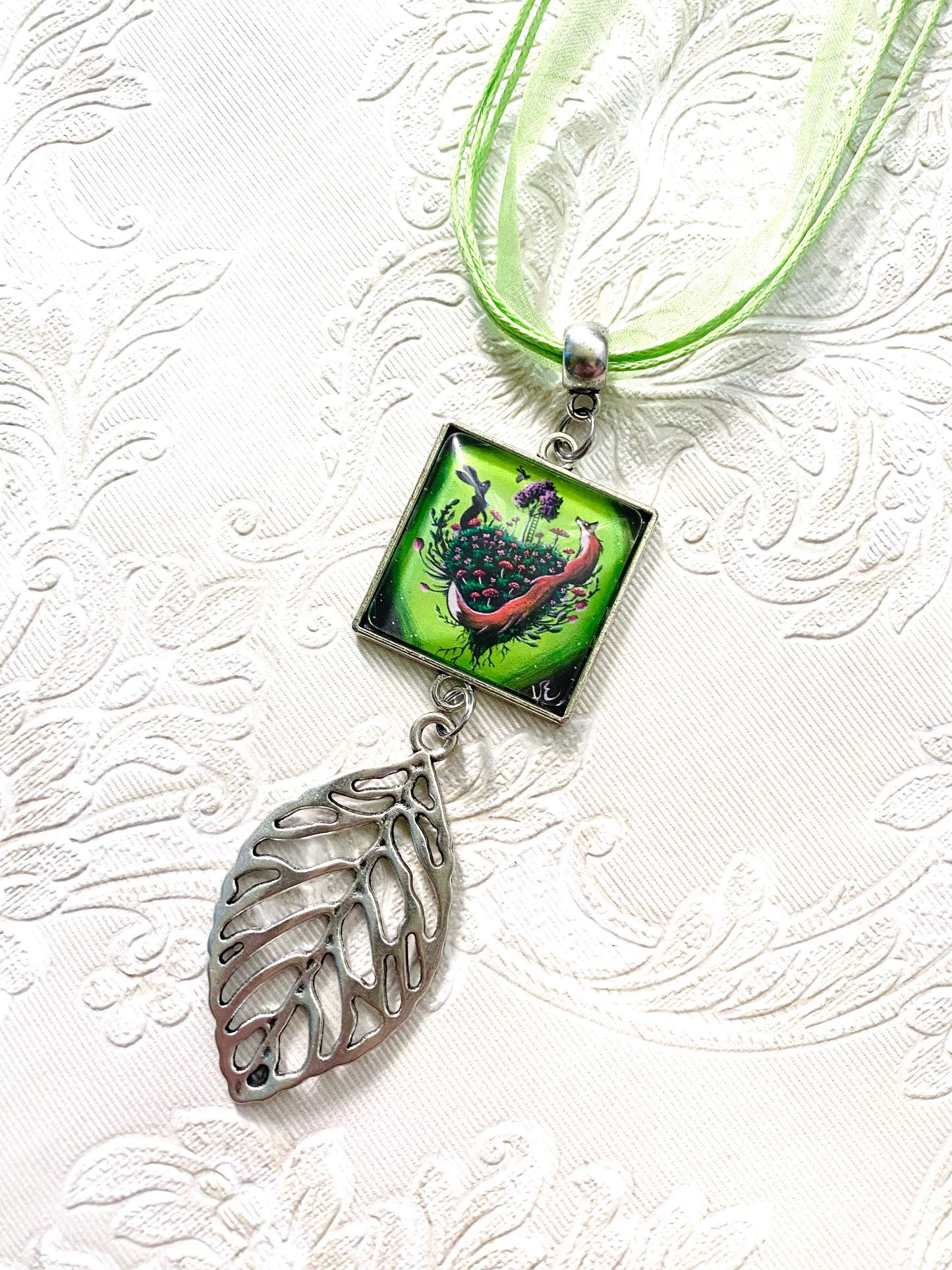 Square pendant with big leaf charm / Négyzetes medál nagy levél charmmal, egyedi grafikával